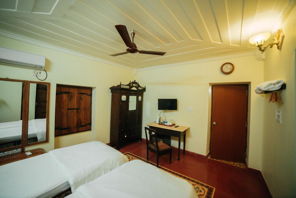 Casa Menezes - A Heritage Goan Homestay Бамболім Екстер'єр фото